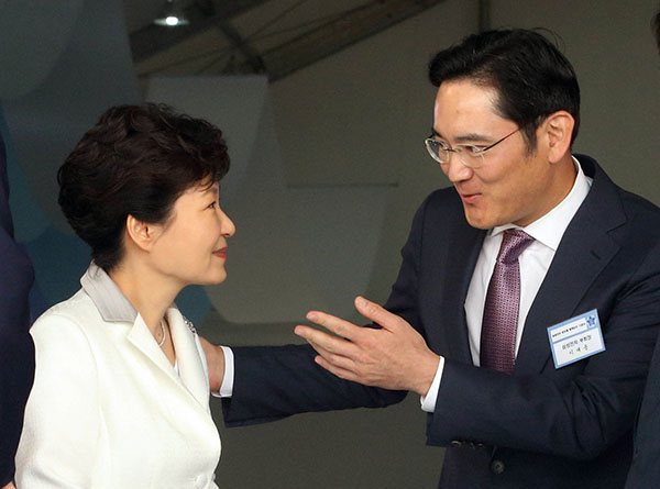 ⓒ연합뉴스 2015년 5월7일 삼성전자 반도체 평택공장 기공식에 참석한 박근혜 대통령(왼쪽)과 이재용 삼성전자 부회장이 환담하고 있다.