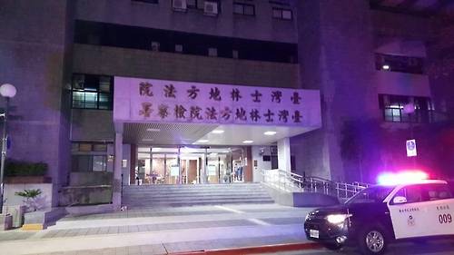 (타이베이=연합뉴스) 류정엽 통신원 = 한국관광객 성폭행 사건을 수사중인 대만 검찰이 17일 문제의 택시기사로부터 추가 피해를 당한 한국 관광객들이 있다는 정보에 따라 수사를 확대하고 있다. 대만 타이베이 스린(士林)지방검찰청은 한국 여행사이트에 올라온 여러 건의 추가 피해 제보 내용을 확보하고 한국 대표부를 통해 수사공조를 추진하고 있는 것으로 전해졌다. 2017.1.17