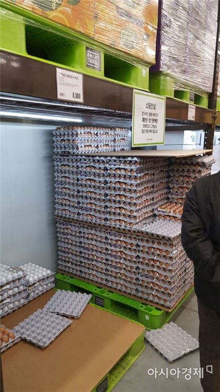 일산 이마트 트레이더스에서 일반란과 함께 국내산 흰 계란이 30개 포장으로 판매되고 있다.