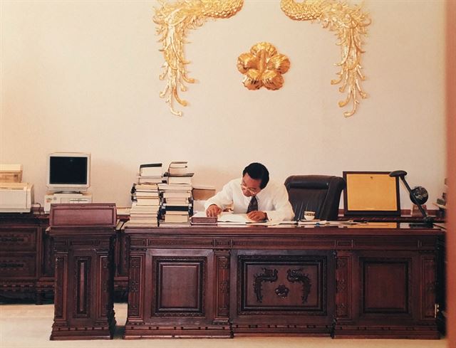 김영삼 전 대통령의 청와대 본관 집무실. 각종 서적이 책상 위에 수북이 쌓여 있는 모습이 이채롭다.
