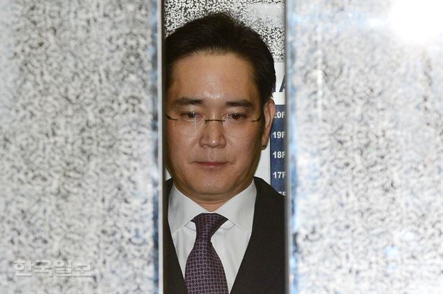박근혜 대통령에게 뇌물을 제공한 혐의 등을 받는 삼성전자 이재용 부회장이 영장실질심사에 앞서 18일 오전 서울 대치동 특별검사 사무실로 향하고 있다. 홍인기 기자