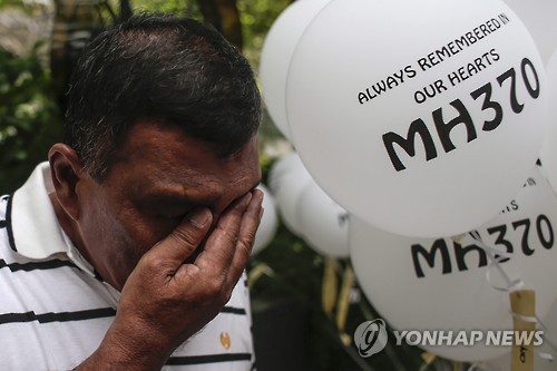 지난해 3월 말레이시아 쿠알라룸푸르에서 열린 실종 2주년 기념식에서 눈물을 흘리는 실종자 가족[EPA=연합뉴스 자료사진]