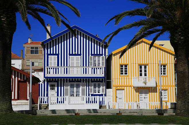 코스타 노바의 명물은 오색찬란한 줄무늬 집이다.