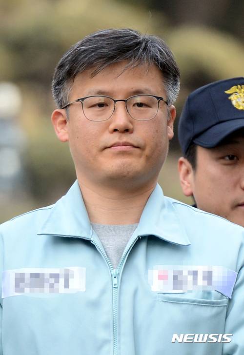 【서울=뉴시스】임태훈 기자 = 청와대 대외비 문건 유출 혐의로 구속 기소된 정호성 전 청와대 부속비서관이 19일 오후 서울 종로구 헌법재판소 대심판정에서 열린 박근혜 대통령 탄핵심판 7차 변론기일에 증인으로 출석하고 있다. 2017.01.19. taehoonlim@newsis.com