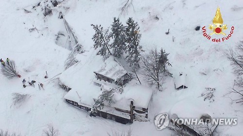 이탈리아 중부 아브루초 주의 산간 마을 호텔에 지진으로 유발된 눈사태가 닥쳐 약 30명이 사망한 것으로 추정된다. [EPA=연합뉴스]
