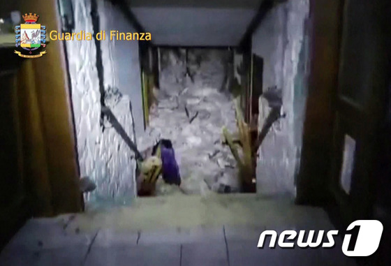 18일 규모 5.0 이상 지진에 이어 눈사태 피해를 입은 이탈리아 리고피아노 호텔 모습. © AFP=뉴스1