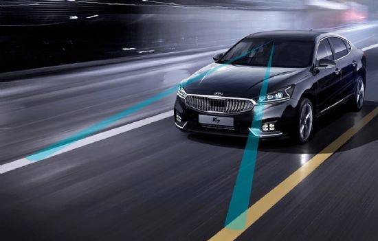 LKAS 기능이 탑재된 기아차 2017 K7. 차량 윈드쉴드에 설치된 카메라가 차선을 인식해 차량의 스티어링 휠 자동조향을 돕는다. (사진=기아차)