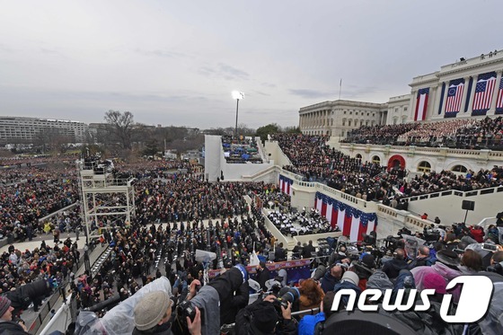 도널드 트럼프 미국 대통령 당선인의 취임식이 열리는 20일(현지시간) 워싱턴D.C 내셔널몰과 국회의사당 웨스트 프런트에 인파가 가득하다. © AFP=뉴스1