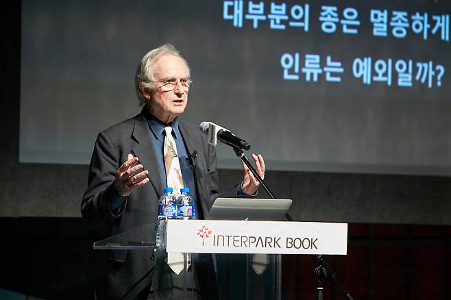 21일 서울 용산구 블루스퀘어에서 처음으로 한국 독자들을 만난 리처드 도킨스 교수는 “지금 인류의 진화는 문화에 큰 영향을 받고 있다”고 말했다. 사진 인터파크 제공