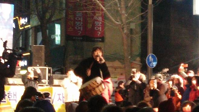 21일 전주에서 열린 만민공동회에서 가수 김장훈씨가 북을 치며 노래하고 있다.