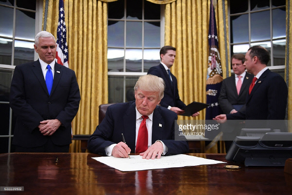 도널드 트럼프 미국 신임 대통령이 20일 백악관 대통령 집무실에서 행정명령에 서명하고 있다. Getty Images