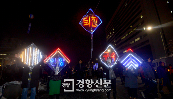 슈퍼문 프로젝트팀 진철규씨가 21일 서울 광화문광장에서 열린 촛불집회에서 LED 연을 날리고 있다. 이석우 기자 foto0307@kyunghyang.com
