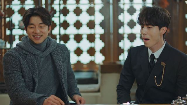 지난달 17일 방영된 tvN '도깨비' 6화에서 배우 공유와 이동욱은 대사를 소화하다가 실제로 웃음이 터졌다. 이 장면은 그대로 방송됐다. tvN 방송화면 캡처
