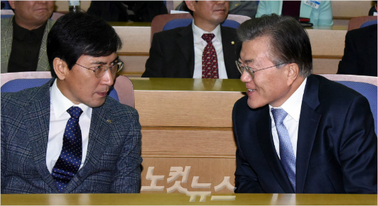 안희정 충남지사와 문재인 전 대표(왼쪽부터/자료사진)