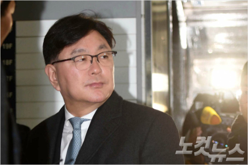 비선진료 의혹을 받고 있는 김영재 원장이 17일 서울 강남구 특검사무실에 조사를 받기 위해 출석하고 있다. (박종민 기자)