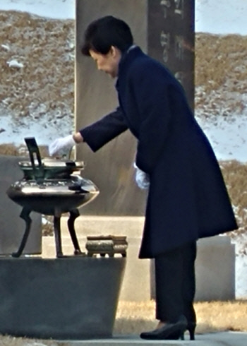 박근혜 대통령이 23일 서울 동작동 국립현충원에 있는 아버지 박정희 전 대통령, 어머니 육영수 여사의 묘소를 찾아 성묘하고 있다.  청와대 제공