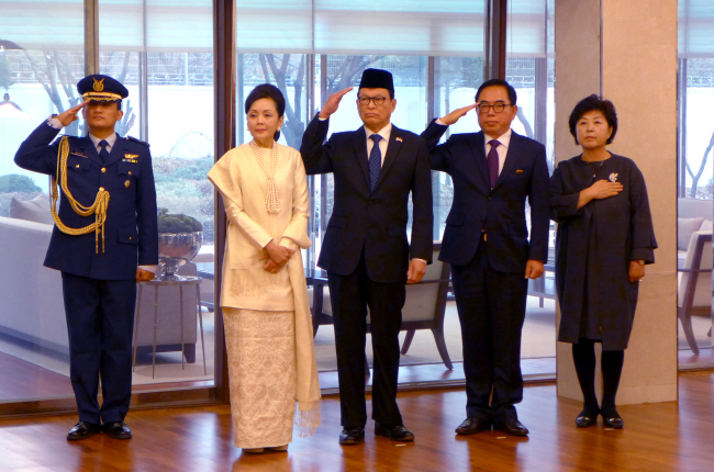 An award ceremony at the embassy in Seoul in December 2015, where former ROK Army Chief of Staff Kim Yo-han was bestowed the Order of Service Medal by Indonesian President Joko Widodo (Joel Lee / The Korea Herald)