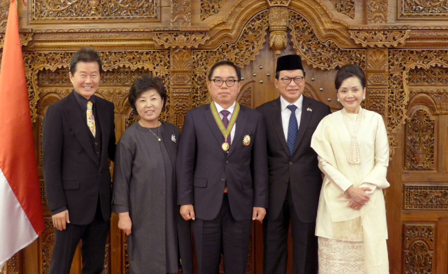 Former ROK Army Chief of Staff Kim Yo-han (center) was bestowed the Order of Service Medal by Indonesian President Joko Widodo at a reception at the embassy in Seoul in December, 2015. (Joel Lee / The Korea Herald)
