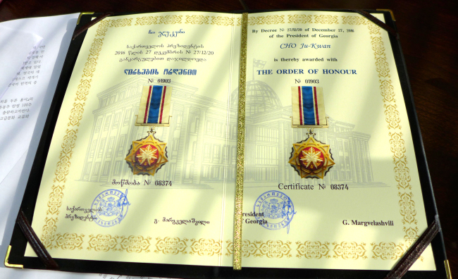 The Georgian Presidential Order of Honor awarded to Cho Ju-kwan, a professor of Russian language and literature at Yonsei University, who adapted into Korean “The Knight in the Tiger’s Skin,” a national treasure written in the 12th century by Georgian poet Shota Rustaveli. (Joel Lee/The Korea Herald)
