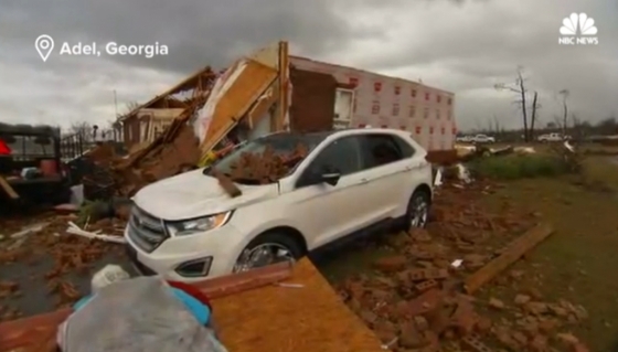 강력한 토네이도가 강타한 조지아 주 피해현장./사진=NBC 방송화면 갈무리.