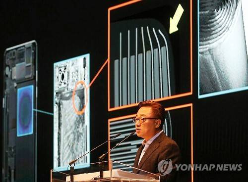 노트7, 결함 원인은? (서울=연합뉴스) 최재구 기자 = 삼성전자 무선사업부 고동진 사장이 23일 서울 삼성전자 서초사옥에서 갤럭시 노트7 결함 원인 발표 기자회견을 하고 있다. jjaeck9@yna.co.kr
