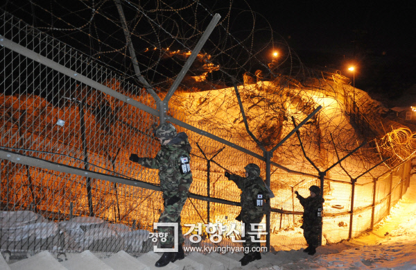 6사단 장병들이 강원도 철원 최전방지역에서 야간경계작전을 펼치고 있다. 김영민 기자
