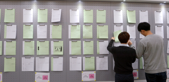 일자리 없나… : 24일 서울의 한 대학 학생회관에 있는 ‘잡 카페’에서 학생들이 취업 게시판의 취업 정보를 살펴보고 있다.     김낙중 기자 sanjoong@