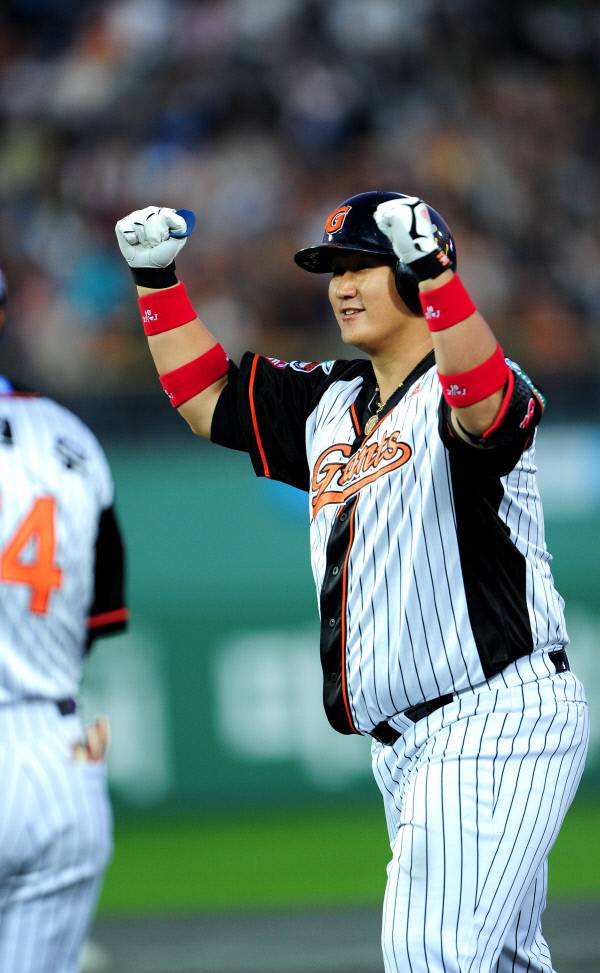 2011년 10월 플레이오프 1차전 SK와의 경기에서 8회말 2사 2루서 이대호가 동점 안타를 치며 환호하고 있다. 김기남기자 kknphoto@