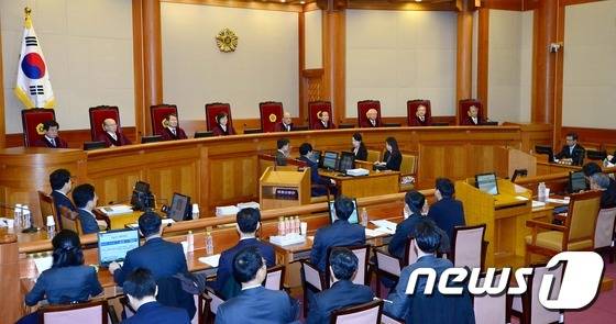 박한철 헌법재판소장과 헌법재판관들이 25일 오전 서울 종로구 재동 헌법재판소 대심판정에서 열린 박근혜 대통령의 탄핵소추 심판 9차 변론을 진행하고 있다. 2017.1.25/뉴스1 © News1 박정호 기자
