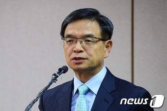 박근혜 대통령측 법률대리인단 이중환 변호사가 25일 오후 서울 종로구 재동 헌법재판소 브리핑룸에서 박근혜 대통령의 탄핵소추 심판 9차 변론 종료 후 브리핑을 하고 있다. . 2017.1.25/뉴스1 © News1 박정호 기자