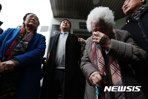 【서울=뉴시스】김병문 학생기자 = 일본군 위안부 피해자 이옥선(오른쪽), 이용수 할머니가 25일 오후 서울 광진구 동부지법에서 박유하 세종대 교수의 무죄가 선고된후 법원을 나서며 눈물을 훔지고 있다. 2017.01.25.   dadazon6174@newsis.com