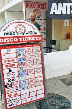 곳곳에 있는 클럽 티켓 판매소.