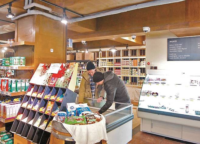 이태원 하이스트리트마켓. 근처에 거주하는 외국인이 많이 찾는다.