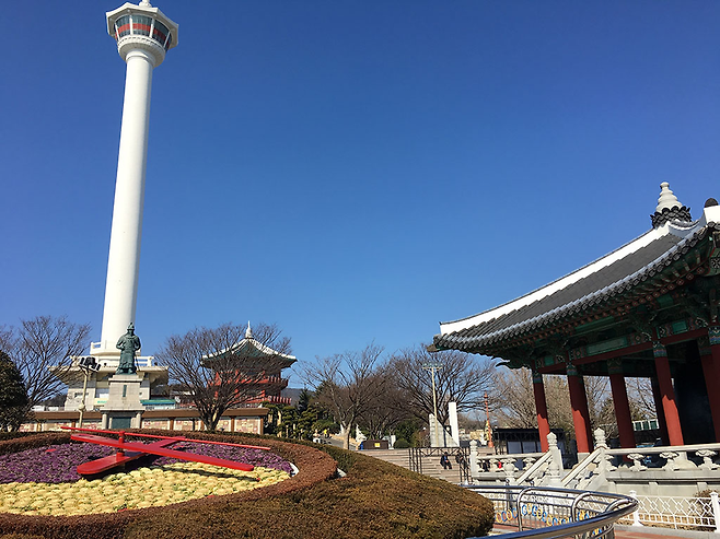 부산 중구 광복동에 있는 용두산공원. 2017년 2월 1일부터 개보수 공사가 한창이다. ⓒ 김지나 제공