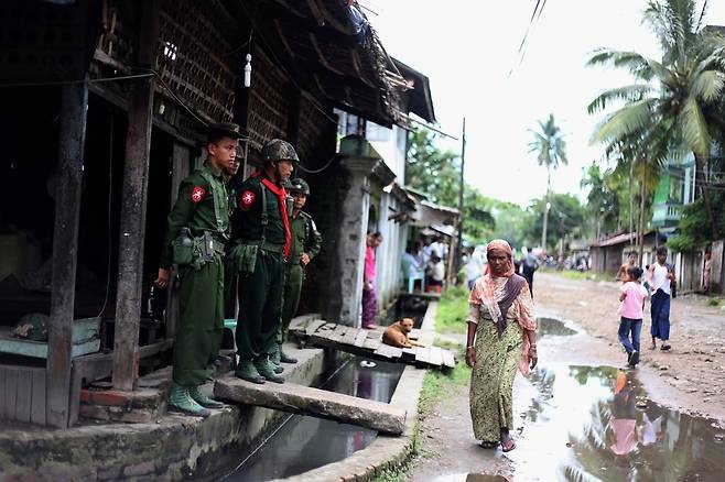지난 2013년 8월 미얀마 라카인주 시트웨의 아웅밍갈라르 지역에 군인들이 배치되어 있는 모습. 미얀마 정부는 2012년 라카인주에서 로힝야와 라카인족이 충돌해 200여명이 숨지는 유혈사태가 일어나자 로힝야를 분리수용하거나 거주지역을 봉쇄하고 감시를 강화했다. 방콕/이유경 <한겨레> 통신원
