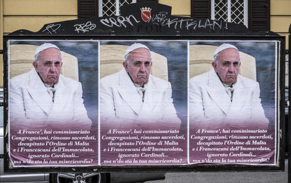 프란치스코 교황을 비난하는 내용의 벽보가 4일(현지시간) 이탈리아 로마 시내의 한 표지판에 붙어 있다.  로마 | EPA연합뉴스