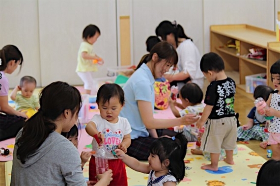 일본 교토(京都)시 야마시나(山科)구의 인가 보육시설인 나기쓰지(??) 보육원에서 보육사들이 1세 아동들을 돌보고 있다. [지지통신]