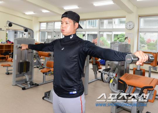 ◇지난 6일 일본 오키나와 고친다구장 실내연습장에서 웨이트 트레이닝을 하고 있는 박정진. 오키나와(일본)=송정헌 기자 songs@sportschosun.com/2017.02.06