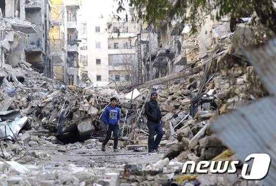 시리아 정부군이 반군으로부터 탈환한 알레포 인근 과거 반군장악 지역 페허로 변해 있다. © AFP=뉴스1
