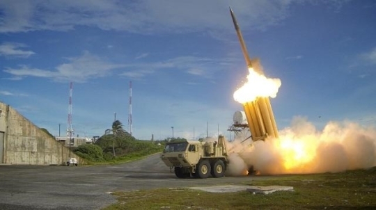 미군이 2014년 미국 미사일방어(MD) 체계의 핵심인 사드(THAAD·고고도미사일방어체계)를 시험 발사하고 있다. 미국 국방부 미사일방어청 제공