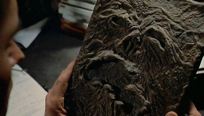 영화 "이블 데드"에 등장하는 네크로노미콘(못생김 주의). 이런 책을 습득하신 분은 가까운 쓰레기통에 버리시기 바랍니다.