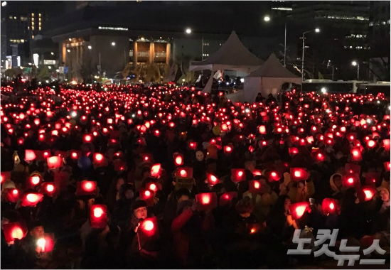 16차 광화문 촛불집회 '레드카드' 퍼포먼스 (사진=김민성 수습기자)