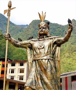 아구아스 칼리엔테스에 서 있는 잉카 전사의 동상.
