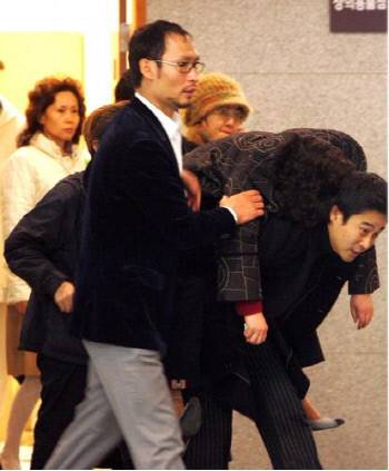 고 이은주의 빈소가 차려진 분당 서울대병원 장례식장에서 한 유족이 실신한 듯 엎혀나가고 있다. 사진 연합뉴스