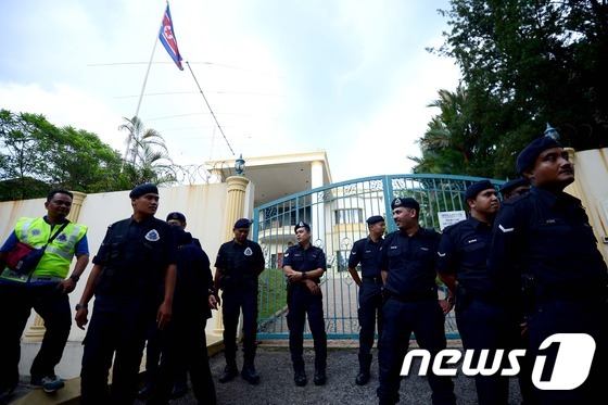 말레이시아 주재 북한 대사관 앞에 서 있는 현지 경찰들. © News1 박정호 기자