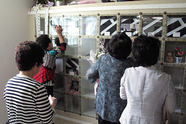 ⓒ시사IN 자료 군의문사 사건 유가족들이 벽제 헌병대 창고에 마련된 사망 군인 유골함 봉안실에서 오열하고 있다.