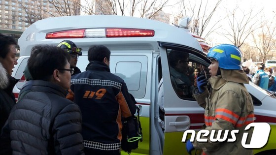 24일 서울시청 신관 로비에 진입해 흉기로 자해한 70대 추정 남성이 119구급대에 의해 이송되고 있다.© News1