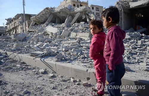 23일 시리아 북부 알바브의 아이들이 파괴된 거리에 서 있다. [AFP=연합뉴스]