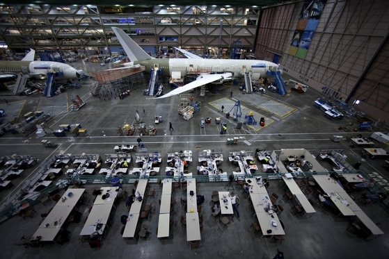 미국 시애틀의 보잉 787 제작 현장. 보잉은 3D프린터 기술을 이용, 인공위성 제작 기간을 11일로 단축하려고 하고 있다. 현재는 한 해 10개 정도 생산하고 있다./사진=블룸버그