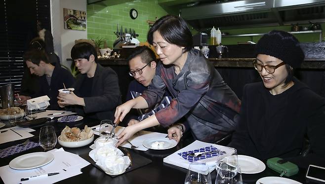 김 대표가 기획한 행사에는 밍글스의 강민구, 스와니예의 이준, 더그린테이블의 김은희 등 내로라하는 셰프 20여 명이 모였다. 임현동 기자